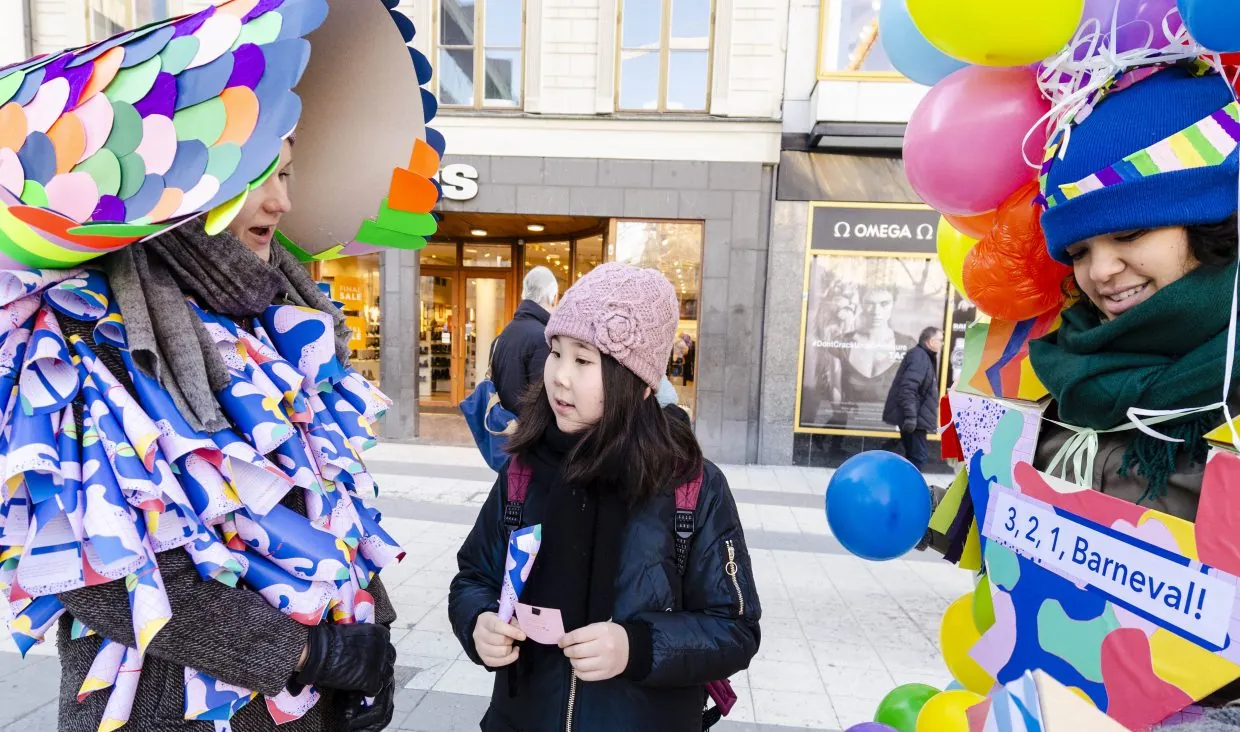 Children and architects parading down Drottninggatan
