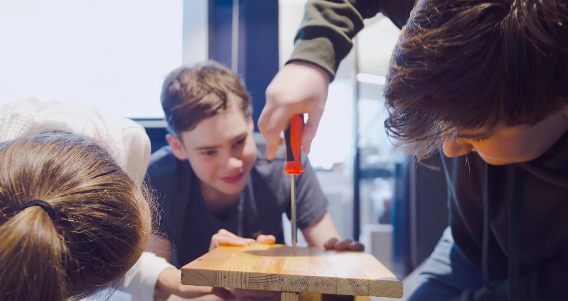 Pupils at Europaskolan building a stool during the workshop